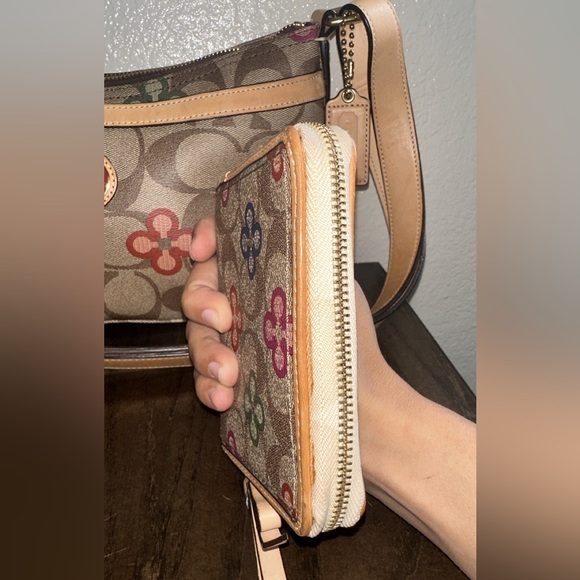 COACH Peyton Signature Clover Hobo Bag 22223 With Matching Wallet - Picture 10 of 15